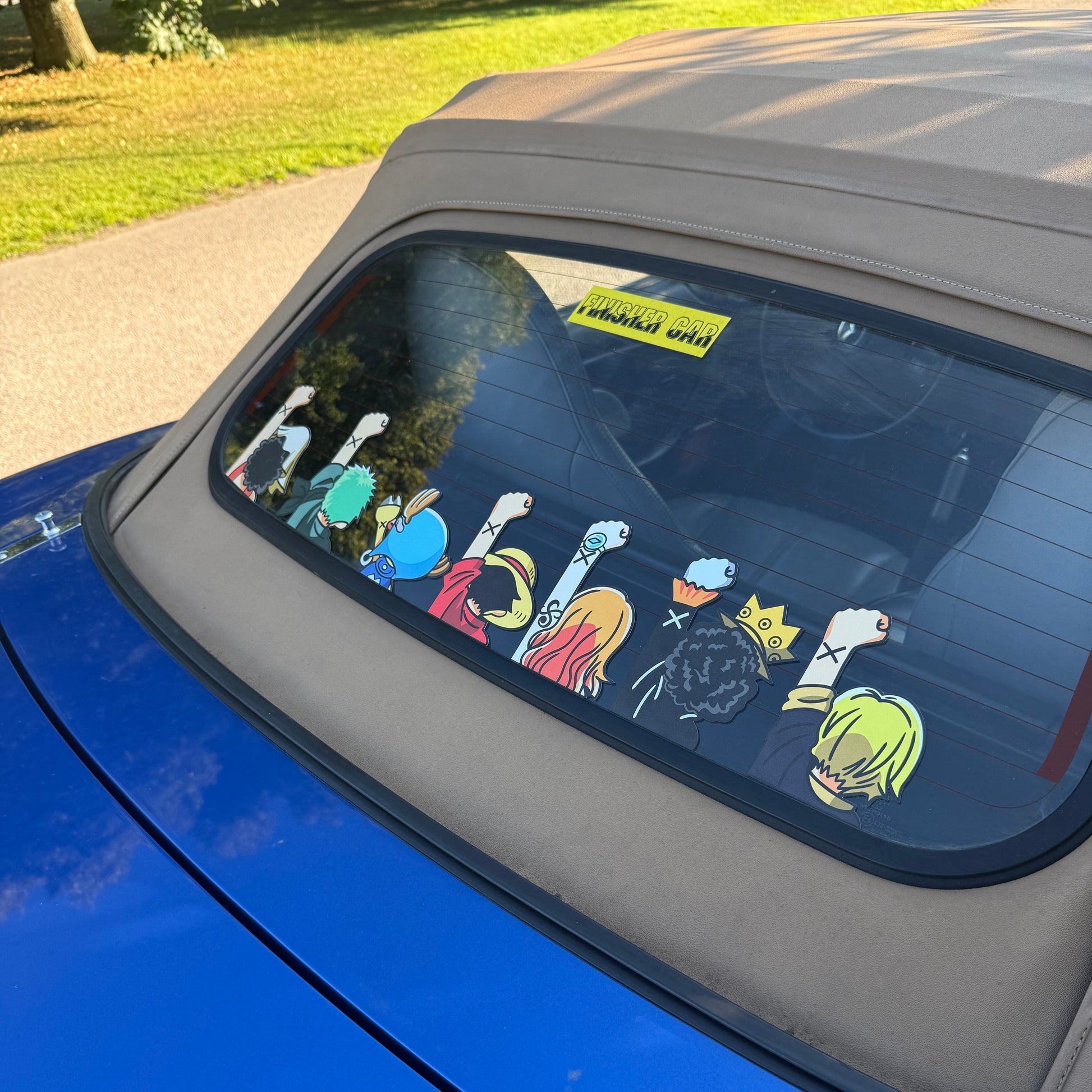 One Piece window peekers applicerade på bakrutan av en bil – Straw Hat-gänget kikar in